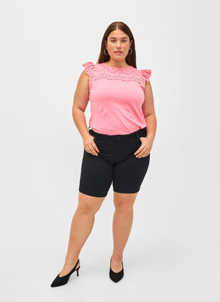 Zizzi T-shirt en coton biologique avec broderie anglaise, Strawberry Pink , Model image number 2