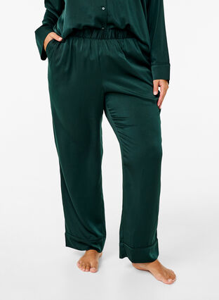 Zizzi Pantalon de pyjama en satin avec taille élastiquée, Scarab, Model image number 2