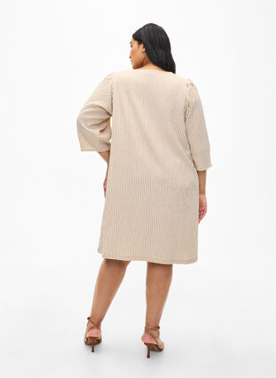 Zizzi Robe rayée à manches 3/4, Camel Stripe, Model image number 1