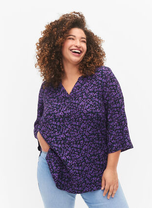 Zizzi Blouse en viscose à manches 3/4, Purple Leo AOP, Model image number 0