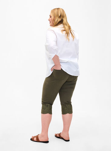Zizzi  Pantacourts taille haute avec broderie anglaise, Dusty Olive, Model image number 1