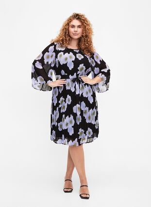 Zizzi Robe plissée imprimée avec lien à nouer, Black w. Floral, Model image number 2