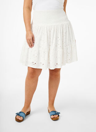 Zizzi Jupe smock avec motif à trous, Bright White, Model image number 2