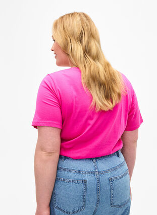 Zizzi T-shirt avec motif de texte, Shocking Pink W.Pink, Model image number 1