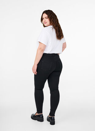 Zizzi Jeans Amy taille haute, éclat de la couleur noire garanti, Black, Model image number 1