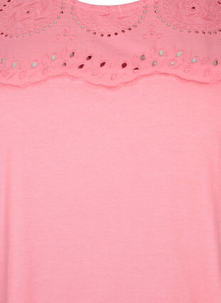 Zizzi T-shirt en coton biologique avec broderie anglaise, Strawberry Pink , Packshot image number 2