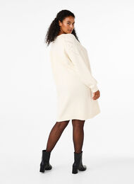 Robe en maille avec motif et perles, Birch Mel., Model