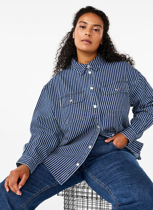 Zizzi Chemise en jean rayée avec poches de poitrine, Blue Denim Stripe, Model image number 2