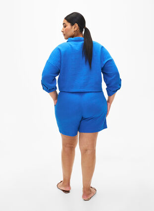 Zizzi Short en mousseline de coton avec poches, Victoria blue, Model image number 1