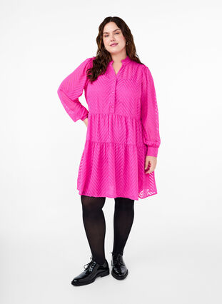 Zizzi Robe courte texturée avec un col à volants, Magenta, Model image number 2