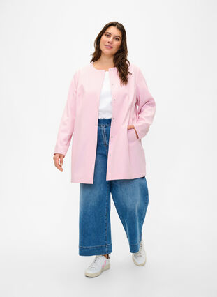 Zizzi Veste de printemps avec patte de boutonnage cachée, Parfait Pink, Model image number 2