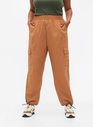 Zizzi Pantalons cargo avec cordon élastique ajustable, Sand, Model image number 2