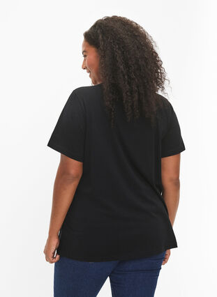 Zizzi T-shirt en coton avec motif, Black w. Lion, Model image number 1