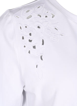 Zizzi T-shirt en coton bio avec détails brodés, Bright White, Packshot image number 3