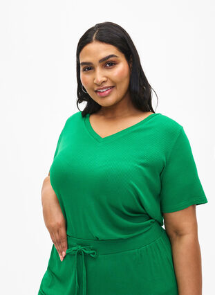 Zizzi T-shirt en viscose côtelée avec col en V, Jolly Green, Model image number 0