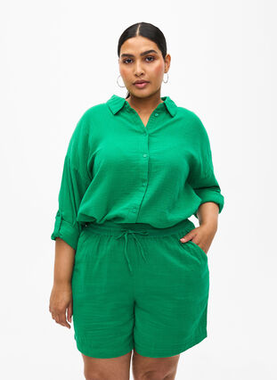 Zizzi Short en mousseline de coton avec poches, Jolly Green, Model image number 0