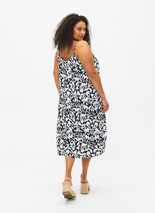 Zizzi Robe à bretelles en viscose avec imprimé, Navy Bl. Ethnic AOP, Model image number 1