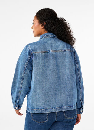 Zizzi Veste chemise en jean avec poches, Blue Denim, Model image number 1