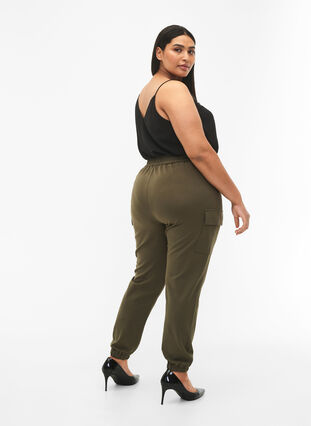 Zizzi Pantalon cargo avec taille élastique, Forest Night, Model image number 1