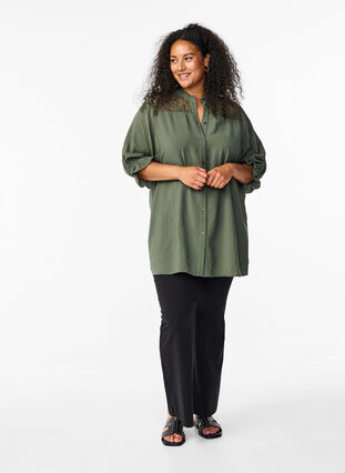 Zizzi Chemise longue en viscose avec détail en dentelle, Thyme, Model image number 2