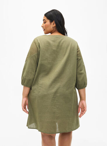 Zizzi Robe en mélange de coton et de lin agrémentée de détails en crochet, Deep Lichen Green, Model image number 1