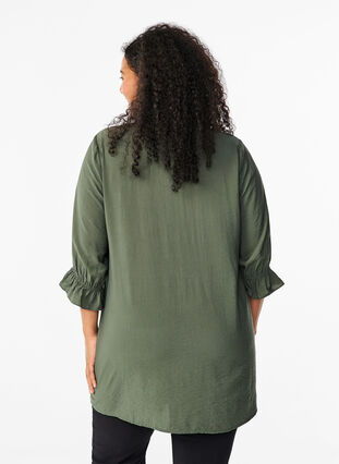 Zizzi Chemise longue en viscose avec détail en dentelle, Thyme, Model image number 1