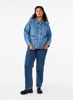 Zizzi Veste chemise en jean avec poches, Blue Denim, Model image number 2