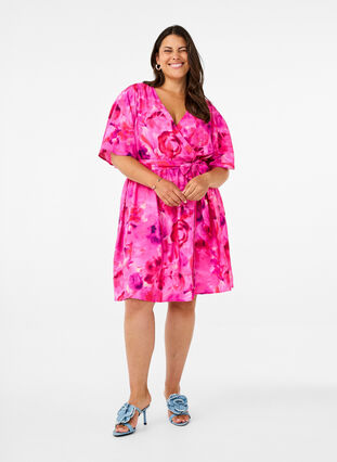 Zizzi Robe portefeuille mi-longue à imprimé floral, Pink Rose AOP, Model image number 3