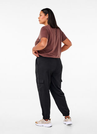 Zizzi Pantalon avec poches cargo et taille élastiquée, Black, Model image number 1