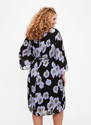 Zizzi Robe plissée imprimée avec lien à nouer, Black w. Floral, Model image number 1