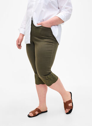 Zizzi  Pantacourts taille haute avec broderie anglaise, Dusty Olive, Model image number 3