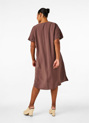 Zizzi Robe à col en V en viscose, Chocolate Martini, Model image number 1