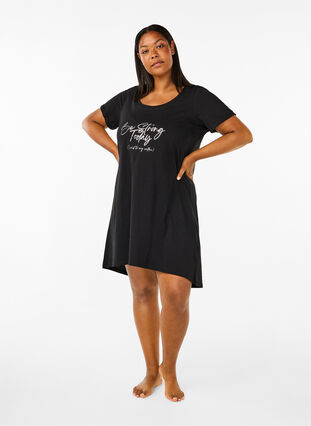 Zizzi Chemise de nuit à manches courtes en coton biologique, Black Be Strong , Model image number 2