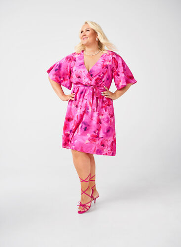 Zizzi Robe portefeuille mi-longue à imprimé floral, Pink Rose AOP, Model image number 0