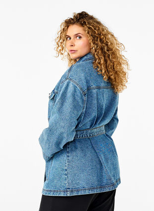 Zizzi Veste en jean avec une ceinture à nouer, Blue Denim, Model image number 1