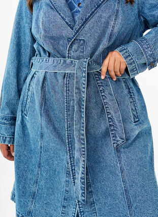 Zizzi Trench en jean avec ceinture, Blue Denim, Model image number 4