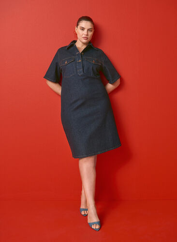 Zizzi Robe en denim avec manches courtes et poches de poitrine, Dark Blue Denim, Image image number 0