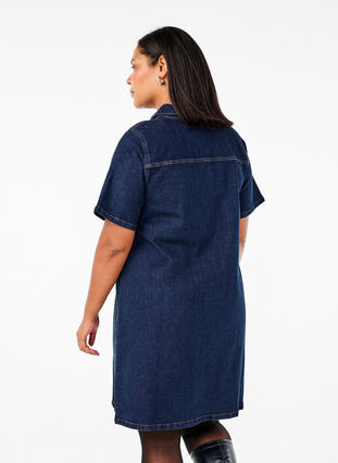 Zizzi Robe en denim avec manches courtes et poches de poitrine, Dark Blue Denim, Model image number 1