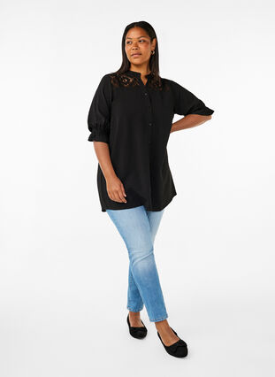 Zizzi Chemise longue en viscose avec détail en dentelle, Black, Model image number 2