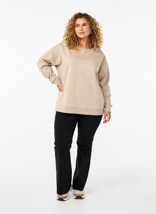 Zizzi Sweatshirt à col rond, Simply Taupe, Model image number 2