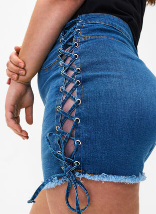 Zizzi Shorts en jean avec détails à lacets, Blue Denim, Model image number 3