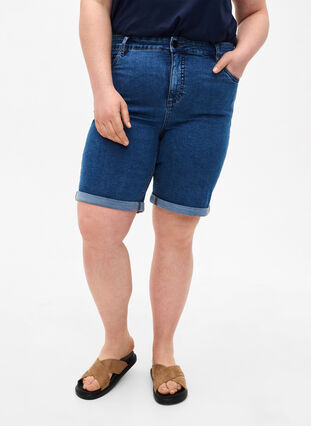 Zizzi  Shorts en jean moulants à taille haute, Blue Denim, Model image number 2