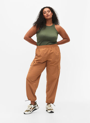 Zizzi Pantalons cargo avec cordon élastique ajustable, Sand, Model image number 0