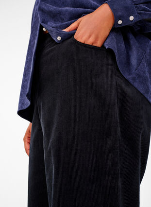 Zizzi Pantalon en velours à taille haute et coupé ras du genou, Black, Model image number 3