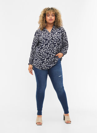 Zizzi Blouse avec smocks et décolleté en V, Navy Leaf, Model image number 2