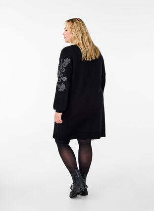 Zizzi Robe en maille avec détails brodés, Black Medium G. Comb, Model image number 1