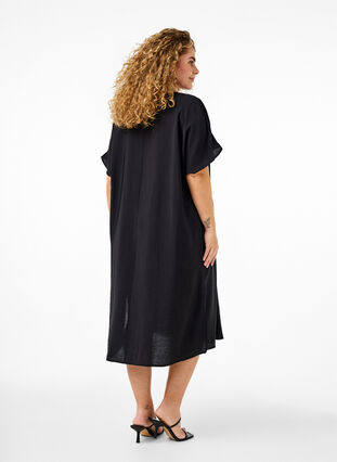 Zizzi Robe à col en V en viscose, Black, Model image number 1