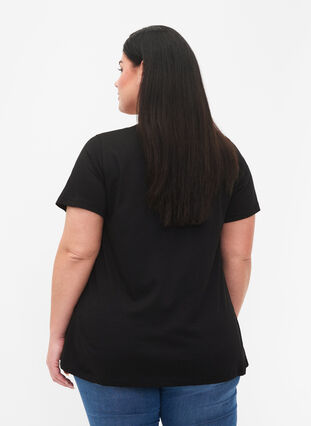 Zizzi T-shirt en coton avec impression sur le devant, Black W. Chest print, Model image number 1