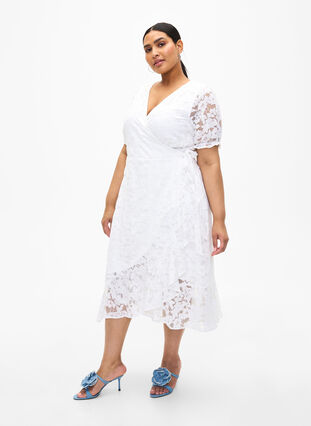 Zizzi Robe cache-cœur avec dentelle et manches courtes, Bright White, Model image number 3