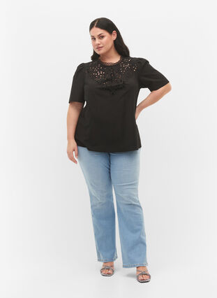 Zizzi Blouse avec broderie anglaise et manches mi-longues, Black, Model image number 2